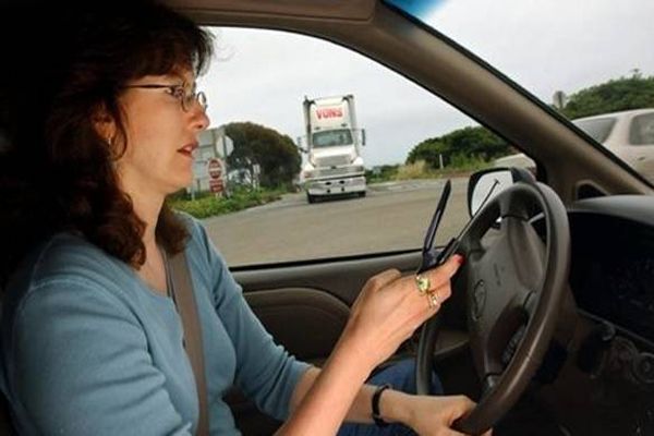 no uses tu teléfono móvil al volante del coche