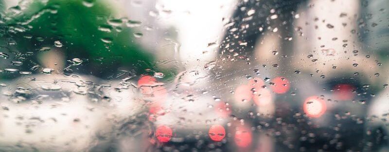 ¡Evita resbalones!conducir con seguridad bajo la lluvia