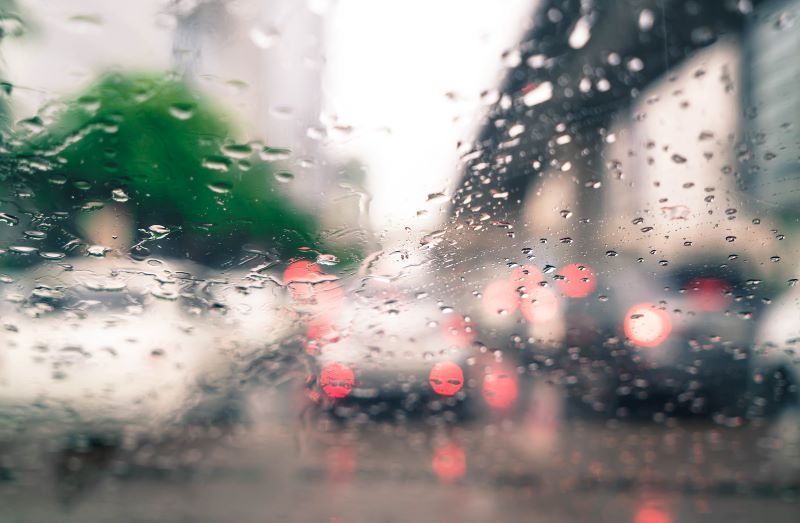 ¡Evita resbalones!conducir con seguridad bajo la lluvia
