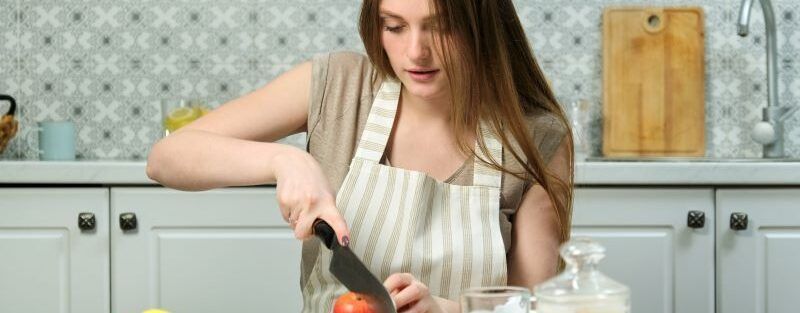 Cuidados con el cuchillo, cómo evitar los accidentes más comunesen la cocina